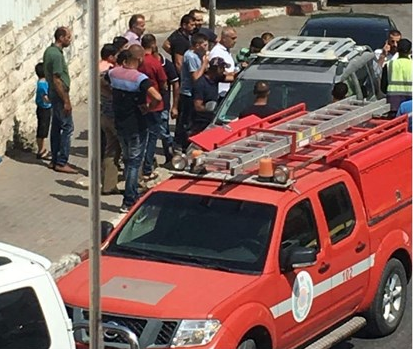 الدفاع المدني ينقذ 3 أطفال من داخل مركبة
